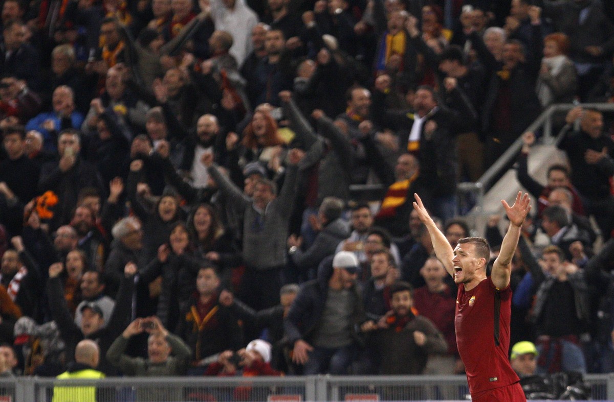 Italy Soccer Uefa Champions League: Roma vs FC Barcelona Barca Roma s Edin Dzeko celebrates at the end of the Champions League quarter final second leg soccer match between Roma and FC Barcelona at th ...