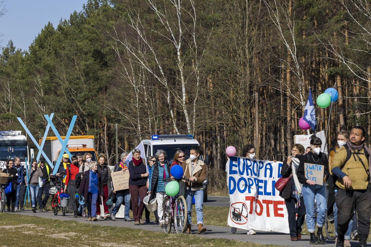Teilnehmer einer Demonstration der „Bürgerinitiative Grünheide“ und des „Vereins für Natur und Landschaft in Brandenburg“ und anderer Verbände gehen von dem Bahnhof Grünheide zur Tesla-Fabrik Berlin B ...
