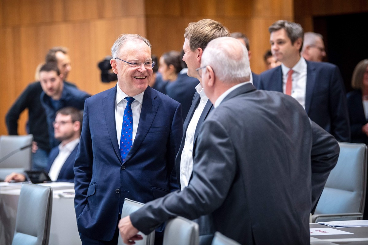 08.11.2022, Niedersachsen, Hannover: Stephan Weil (SPD, l), Ministerpr�sident von Niedersachsen, kommt zur 1. Sitzung des Nieders�chsischen Landtags der 19. Wahlperiode. Foto: Sina Schuldt/dpa +++ dpa ...