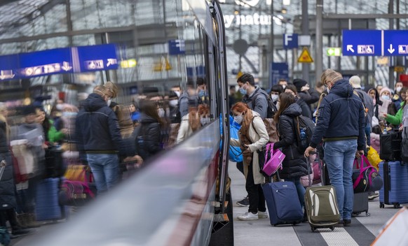ARCHIV - 23.12.2022, Berlin: Zahlreiche Reisende steigen am Hauptbahnhof in einen ICE-Zug der Deutschen Bahn. Digital, g