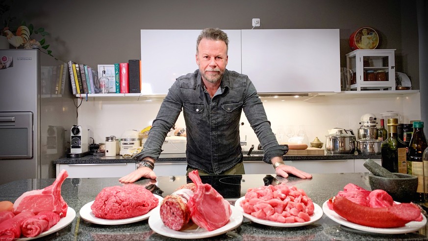 TV-Reporter Jenke und die Berge von Fleisch, die er essen will.