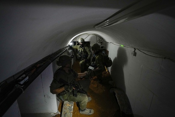 08.02.2024, Palästinensische Gebiete, Gaza: Dieses Foto wurde unter Aufsicht der israelischen Verteidigungskräfte aufgenommen und von der Militärzensur geprüft: Israelische Soldaten bedienen Kameras i ...
