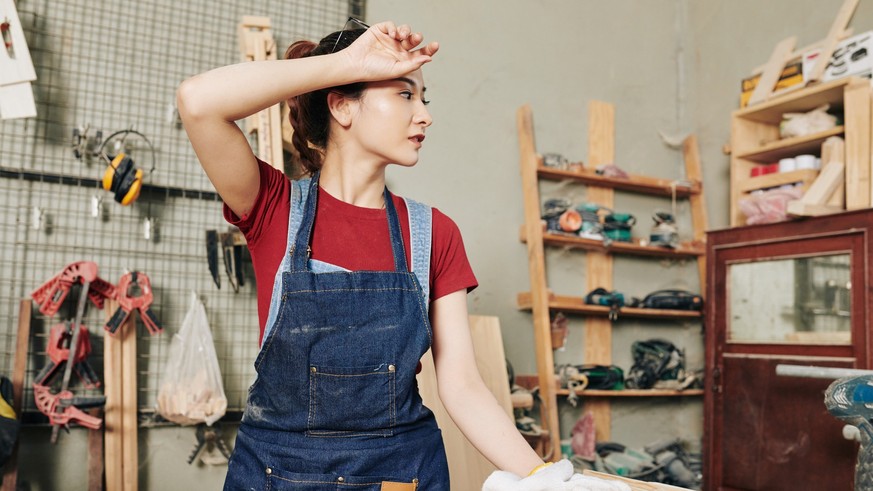 In einigen Jobs ist Arbeitskleidung Vorschrift. Doch oft gibt es einen gewissen Spielraum, besonders wenn die Thermometer-Anzeigen in die Höhe klettern.