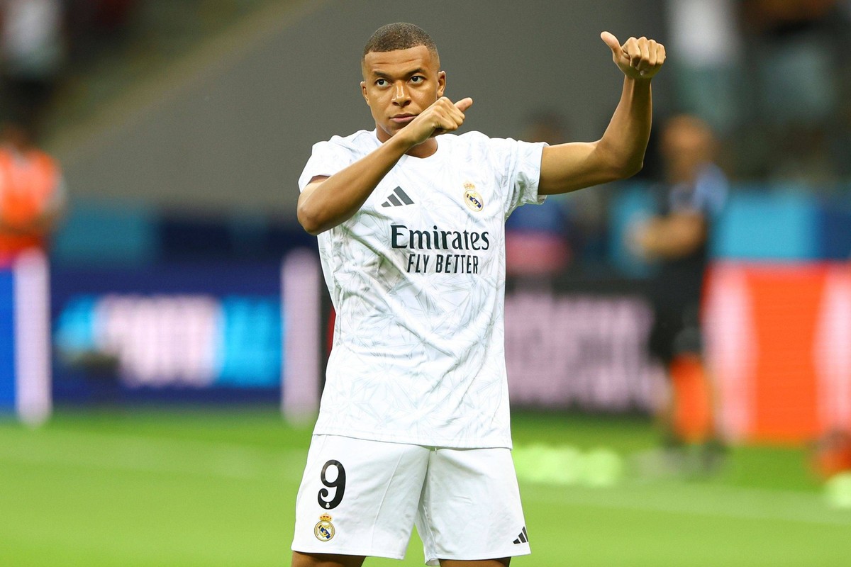 Kylian MbappÃ of Real Madrid during the pre-match warm up Real Madrid v Atalanta, UEFA Super Cup Final, Football, National Stadium, Warsaw, Poland, 14 Aug 2024 EDITORIAL USE ONLY No use with unauthori ...
