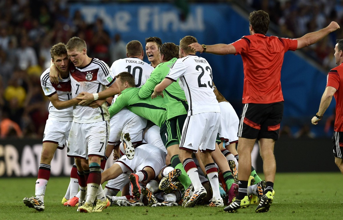 RIO DE JANEIRO, July 13, 2014 (Xinhua) -- Germany s players celebrate their victory after the final match between Germany and Argentina of 2014 FIFA World Cup at the Estadio do Maracana Stadium in Rio ...