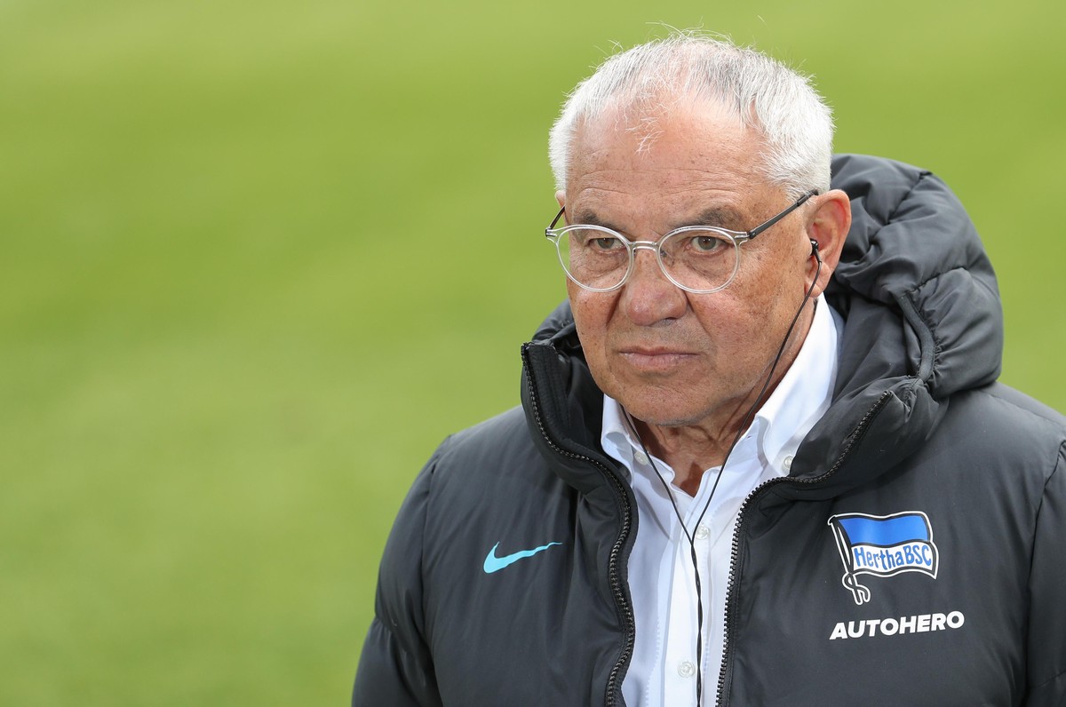 Fußball: Bundesliga, Arminia Bielefeld - Hertha BSC, 32. Spieltag in der Schüco-Arena. Berlins Trainer Felix Magath gibt ein Interview vor Spielbeginn.