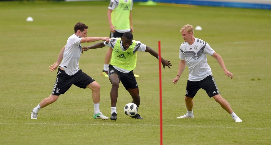 Die Wackelkandidaten Sebastian Rudy und Julian Brandt nehmen den sicheren WM-Teilnehmer Antonio Rüdiger in die Zange.