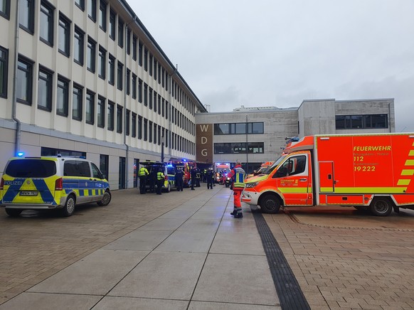 22.02.2024, Nordrhein-Westfalen, Wuppertal: Polizeiaustos und Krankenwagen sind an einer Schule im Einsatz. In Wuppertal sind an einer Schule mehrere Sch