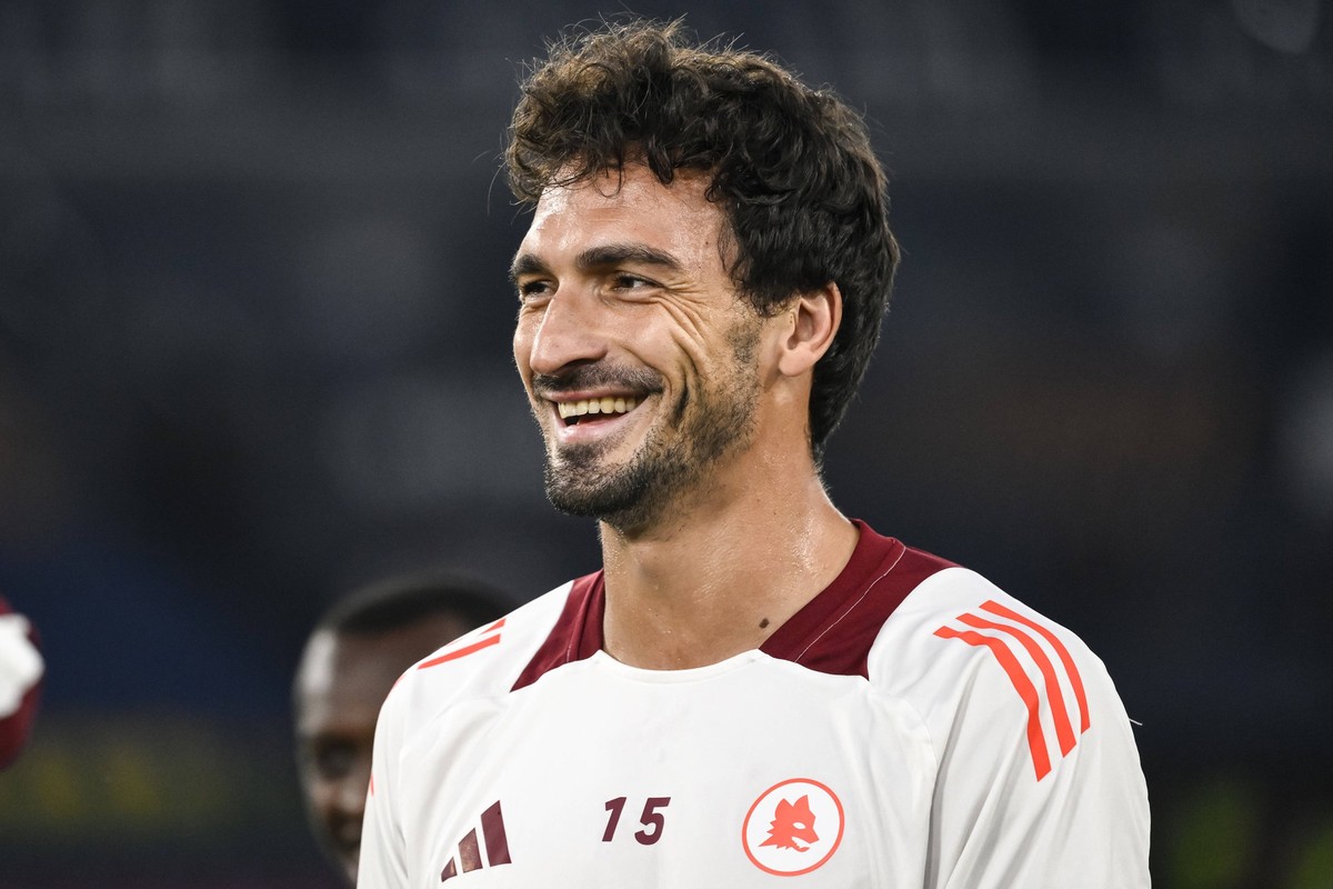 Mats Hummels of AS Roma smiles during the warm up of the Europa League football match between AS Roma and Dynamo Kyiv at Olimpico stadium in Rome Italy, October 24, 2024. AndreaxStaccioli