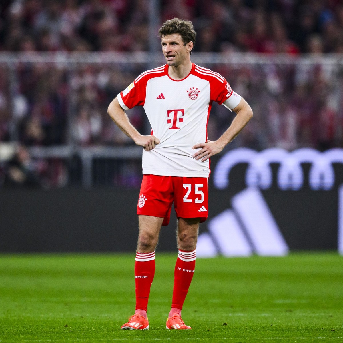 30.03.2024, Bayern, München: Fußball: Bundesliga, Bayern München - Borussia Dortmund, 27. Spieltag, Allianz Arena. Münchens Thomas Müller reagiert im Spiel. Er spricht über Leverkusens nahende Meister ...