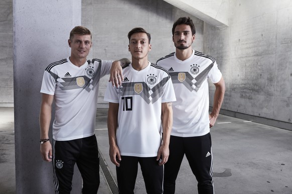 Die Heimtrikots: Toni Kroos, Mesut Özil und Mats Hummels (v.l.n.r.) scheint's zu gefallen.