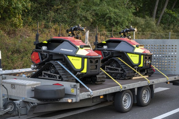 05.08.2022, Berlin: L�schroboter der Feuerwehr aus Vechta stehen in der N�he der Brandstelle. Am Vortag war im Grunewald ein Feuer auf dem Sprengplatz der Berliner Polizei ausgebrochen. Auf dem Spreng ...