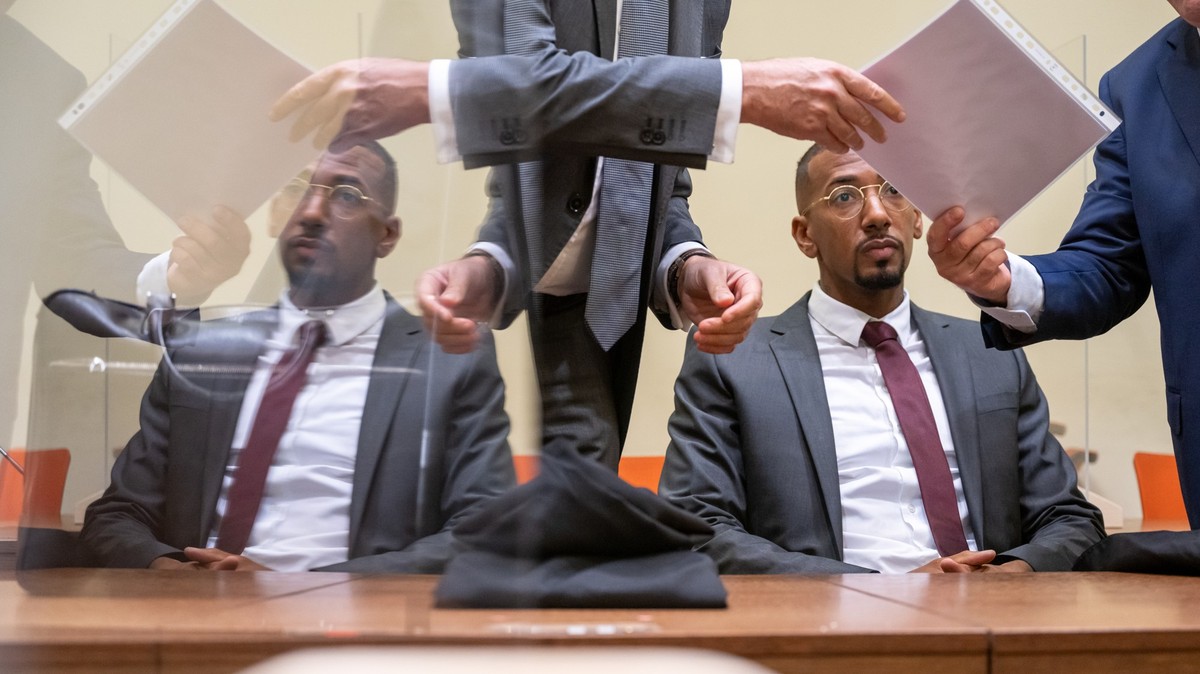 20.10.2022, Bayern, M�nchen: Der Fu�ball-Profi und ehemalige Nationalspieler Jerome Boateng sitzt zu Beginn des Auftakts im Berufungsprozess im Gerichtssaal des Landgerichts M�nchen I. Boateng ist ang ...