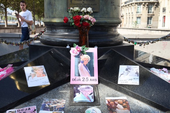 Paris, Gedenken an Prinzessin Diana an ihrem 25. Todestag Hommage pour les 25 ans de la mort de Lady Diana sur le Pont de l Alma une cinquantaines de personnes deposent des fleurs et differents petits ...