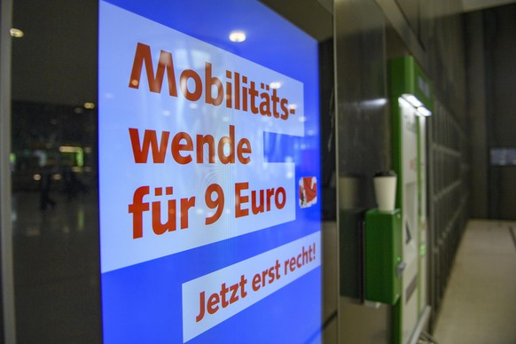 Verkehr, Zug, 9-Euro-Ticket: Auf einem Plakat steht Mobilitätswende für 9 Euro. Mit der von der Bundesregierung subventionierten Fahrkarte können Reisende mit der Bahn im öffentlichen Nahverkehr für ...
