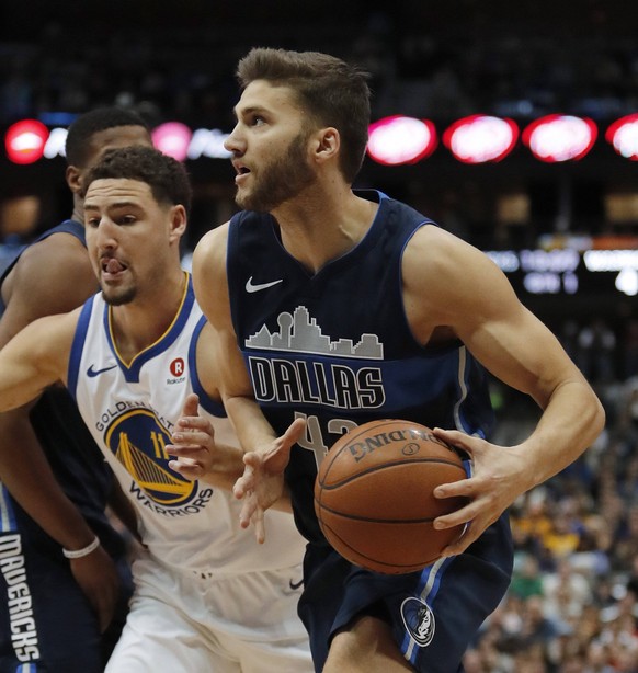 January 3, 2018 - Dallas, TX, USA - Dallas Mavericks forward Maximilian Kleber (42) drives against the Golden State Warriors in Dallas on January 3, 2018. Tall tale of a friendship made in Germany and ...