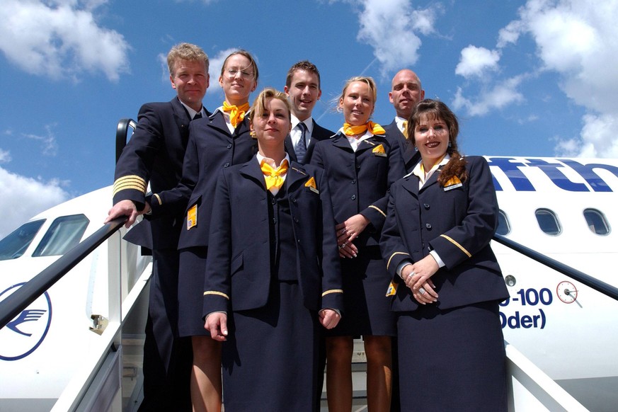 Flugbegleiter der Lufthansa. Das Bild stammt aus dem Jahr 2004.