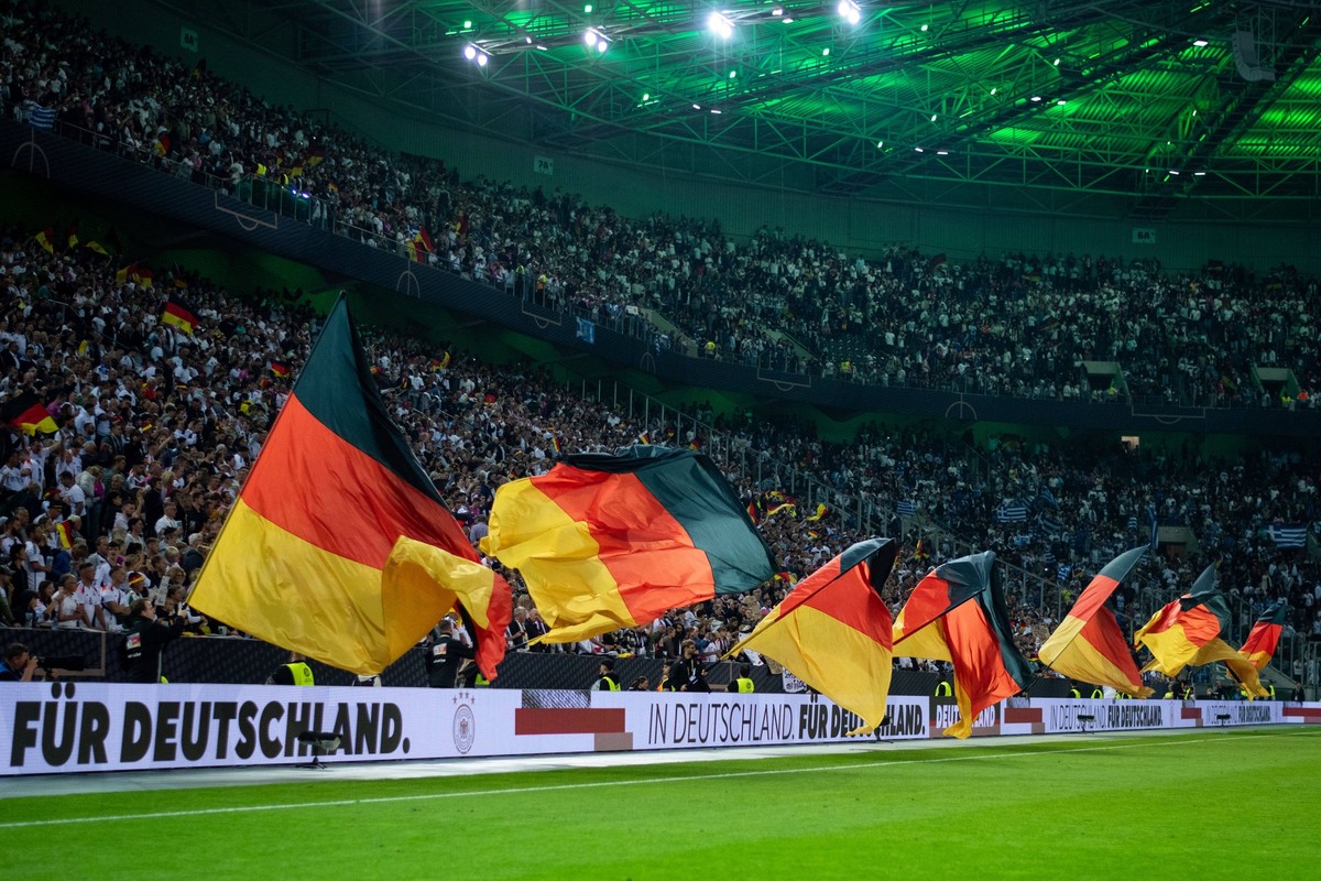 Symbolbild / Themenfoto Fuer Deutschland, in Deutschland, dahinter Fans mit Fahnen / Flaggen nach dem Spiel, GER, Deutschland vs Griechenland, Testspiel DFB Fussball Herren Nationalmannschaft, Vorbere ...