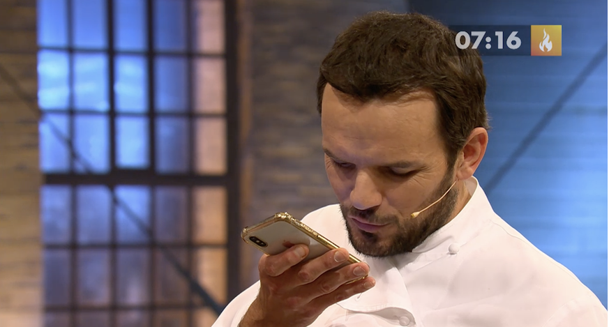 Steffen Henssler ruft Bei "Grill den Henssler" seinen Rivalen Tim Mälzer an.