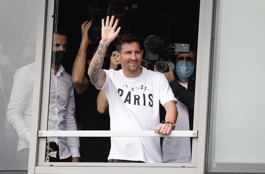 ©PHOTOPQR/LE PARISIEN/Bastien Moignoux ; Le Bourget ; 10/08/2021 ; Le Bourget Arrivée de Lionel Messi Argentinian football player Lionel Messi salutes supporters from a window after he landed on Augus ...
