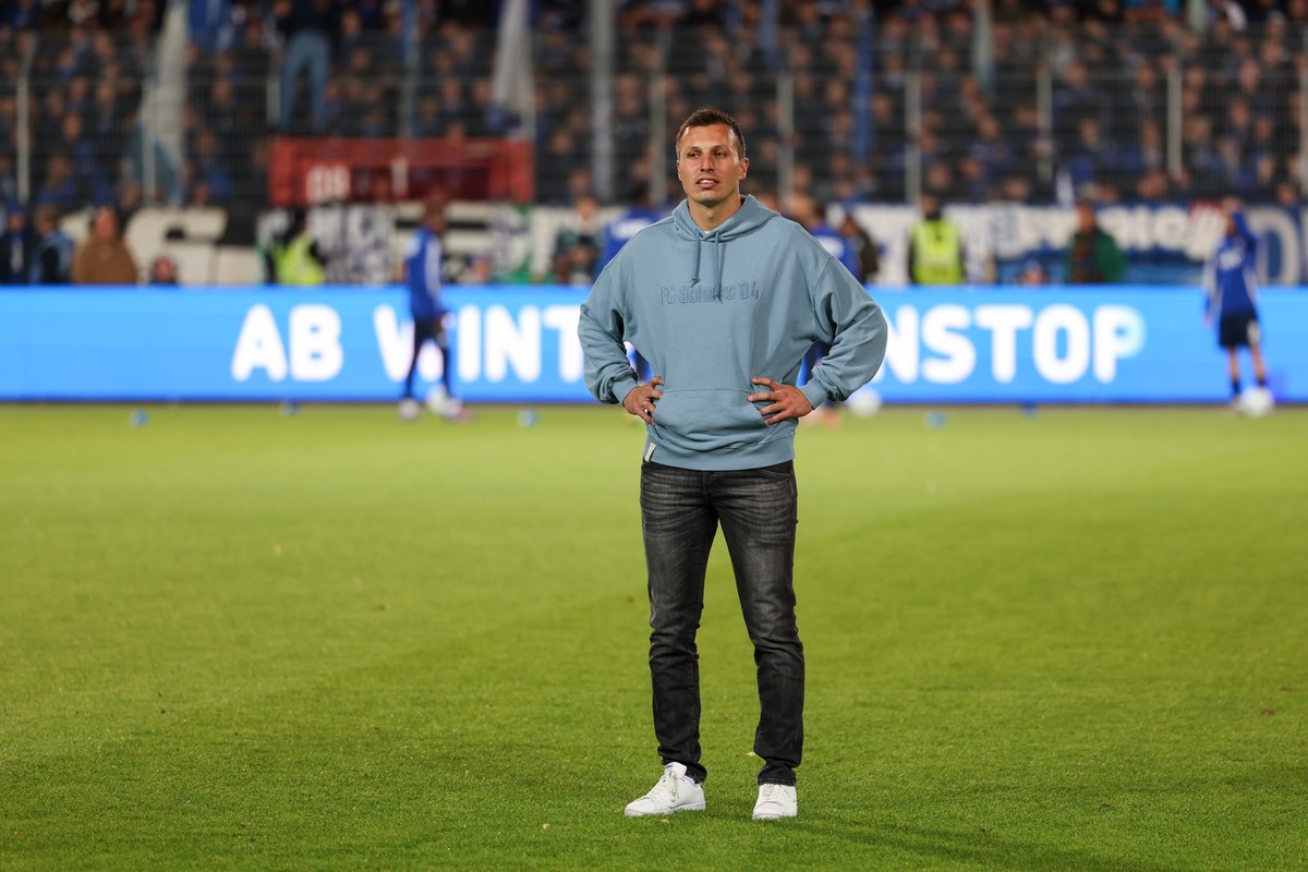 28.09.2024, Nordrhein-Westfalen, Münster: Fußball: 2. Bundesliga, SC Preußen Münster - FC Schalke 04, 7. Spieltag im Stadion an der Hammer Straße. Schalkes Interims-Trainer Jakob Fimpel steht auf dem  ...