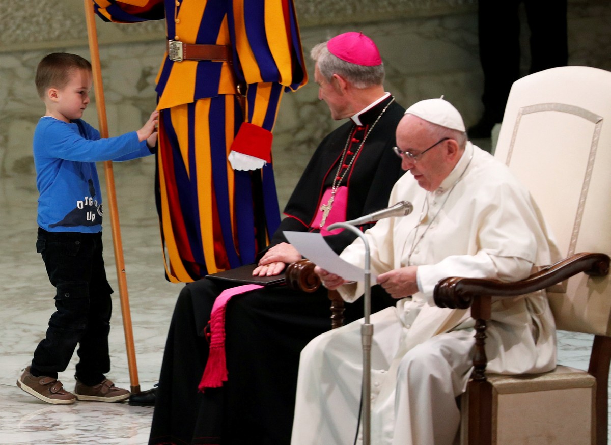 A child that escaped from his mother touches a member of Swiss guard during the general audience led by Pope Francis at Paul VI hall at the Vatican, November 28, 2018. REUTERS/Max Rossi
