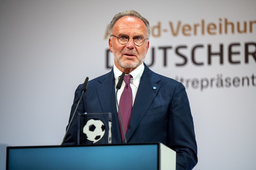 Bayern Münchens ehemaliger Vorstandschef, Karl-Heinz Rummenigge, fände es besser, wenn Joshua Kimmich geimpft wäre. Hier ist Rummenigge bei der Award-Verleihung 2021 des Deutschen Fußball-Botschafters zu sehen.