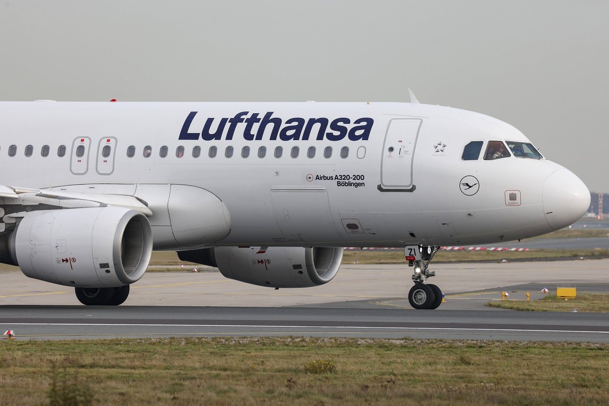Ein Flugzeug der Fluggesellschaft Lufthansa, Airbus A320-214, Boeblingen B