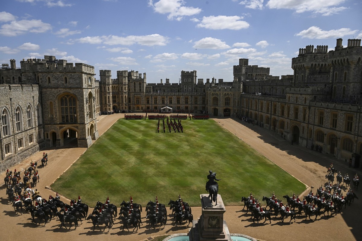 08.07.2025, Großbritannien, Windsor: Die königliche Garde nimmt an einer Begrüßungszeremonie für den französischen Präsidenten Macron und seine Frau Brigitte auf Schloss Windsor in Windsor teil. Frank ...