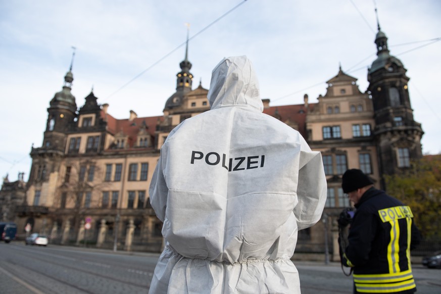 Zwei Polizisten stehen in Dresden vor dem Residenzschloss mit dem Grünen Gewölbe.