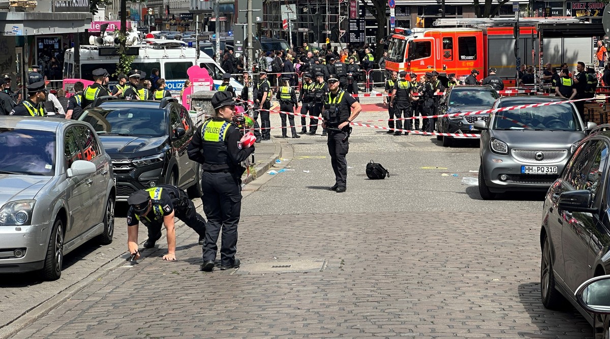 16.06.2024, Hamburg: Die Polizei sperrt nach einem Einsatz einen Bereich nahe der Reeperbahn ab. Nahe der Reeperbahn in Hamburg-St. Pauli hat die Polizei einen mit einer Spitzhacke und einem Molotowco ...