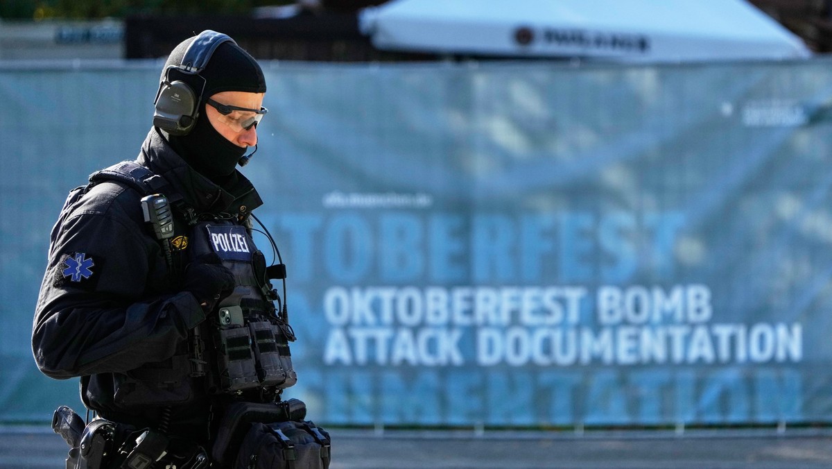 dpatopbilder - 01.10.2025, Bayern, München: Ein Polizist geht über das Oktoberfestgelände, das nach einer Bombendrohung geschlossen ist. Das Münchner Oktoberfest bleibt wegen einer Sprengstoffdrohung  ...