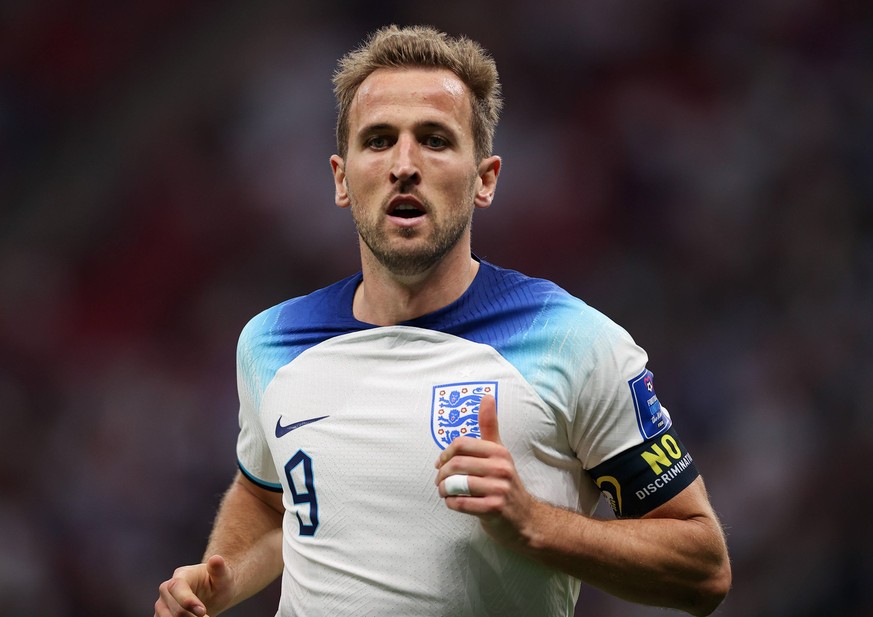 RECORD DATE NOT STATED 25th November 2022 Al Bayt Stadium, Al Khor, Qatar FIFA World Cup, WM, Weltmeisterschaft, Fussball Football, England versus USA Harry Kane of England wearing a No Discrimination ...