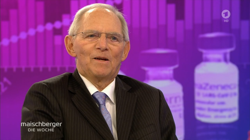 Bundestagspräsident Wolfgang Schäuble (CDU) wartet geduldig auf seine Impfung.
