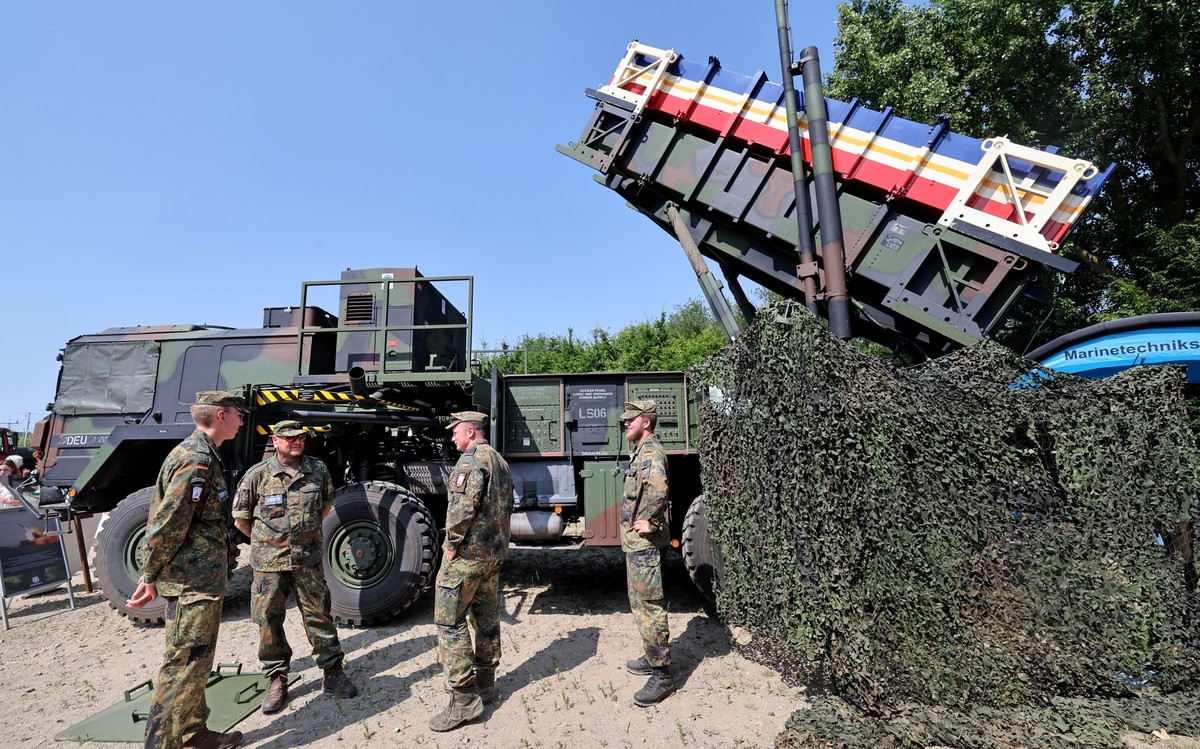 21.06.2025, Mecklenburg-Vorpommern, Greifswald: Zum Auftakt des Mecklenburg-Vorpommern-Tages pr�sentiert sich die Bundeswehr u.a. mit dem Flugabwehrraketensystem Patriot auf der Ausstellungsfl�che der ...