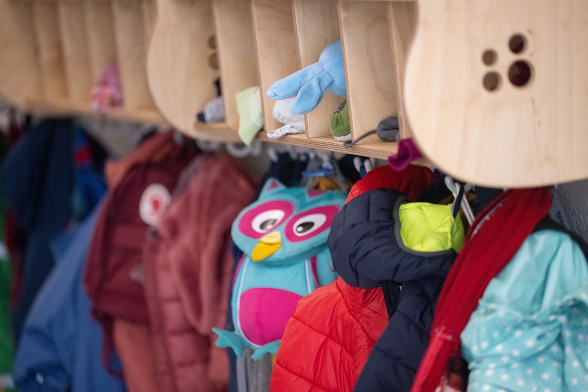 ARCHIV - 13.03.2023, Baden-Württemberg, Kornwestheim: Jacken und Taschen hängen an einer Garderobe einer Kita. Den anhaltenden Fachkräftemangel in baden-württembergischen Kitas bekommen ihre Leiterinn ...
