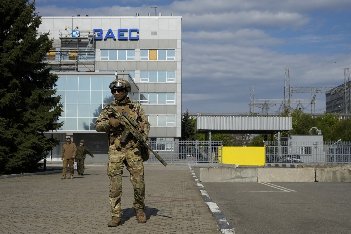 ARCHIV - 01.05.2022, Ukraine, Enerhodar: Ein russischer Soldat steht am 01.05.2022 auf dem Gel