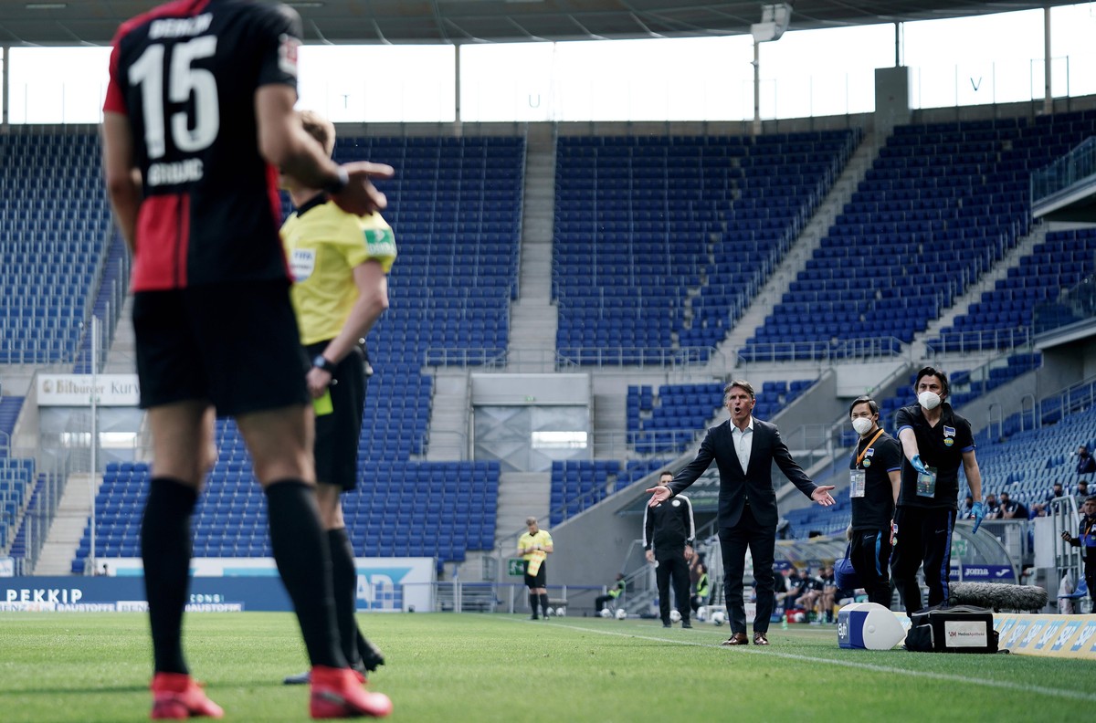 Fussball Trainer Bruno Labbadia Berlin vor leeren Raengen in der PreZero-Arena Sinsheim, 16.05.2020, Fussball Bundesliga, TSG 1899 Hoffenheim - Hertha BSC Berlin Foto: Thorsten Wagner Witters/POOL/Ver ...