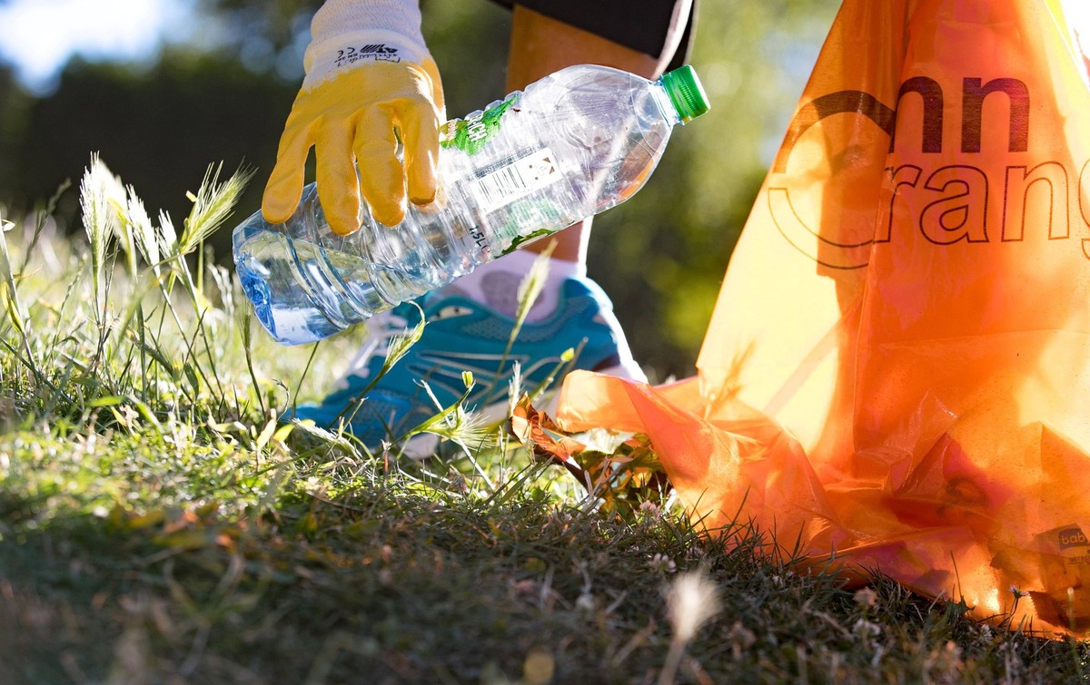 Einmal im Monat trifft sich die Bonner Plogging Gruppe an der Bonner Hofgartenwiese um Muell zu sammeln (Foto vom 02.07.2018). Plogging, ein Trend aus Schweden, ist seit diesem Fruehjahr auch in deuts ...