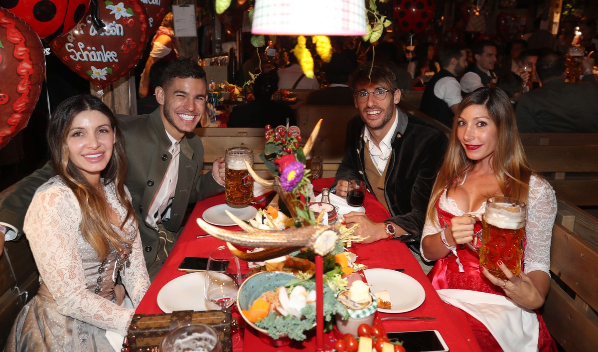 li: Lucas Hernandez FC Bayern Muenchen mit seiner Frau Ehefrau Amelia Ossa Llorente, re: Javi Martinez FC Bayern Muenchen mit Ehefrau Aline, Fussball FC Bayern Muenchen, traditioneller Oktoberfestbesu ...