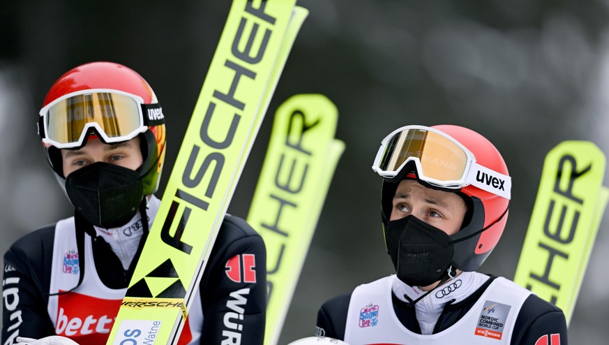 Ski nordisch/Nordische Kombination: Weltcup, Einzel, Großschanze, Qualifikation /10 km, Männer, Sprung, in der Vogtlandarena in Klingenthal. Terence Weber (l) und Eric Frenzel aus Deutschland fahren m ...