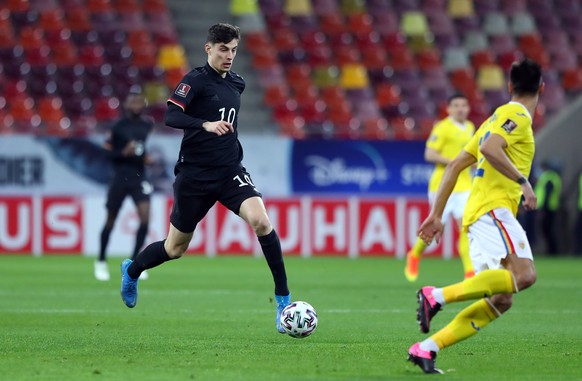 28.03.2021, Rum�nien, Bukarest: Fu�ball: WM-Qualifikation Europa, Rum�nien - Deutschland, Gruppenphase, Gruppe J, 2. Spieltag in der Arena Nationala. Deutschlands Kai Havertz (l) l�uft mit dem Ball. W ...