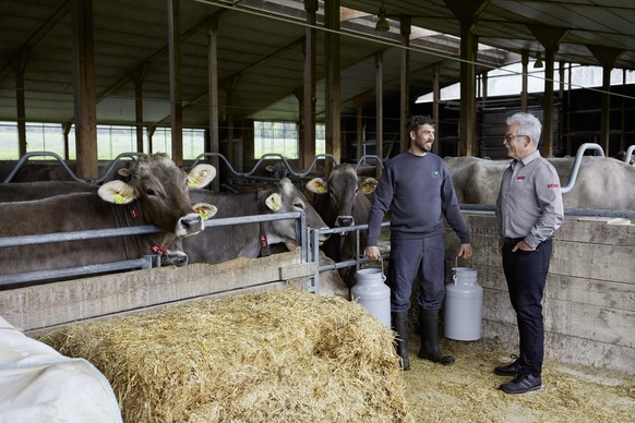 Michael Müller [l.] aus Oberschwaben und REWE-Kaufmann Rainer Hahn sorgen gemeinsam dafür, dass ihre Kunden frische Milch erhalten. Bildquelle: REWE Group