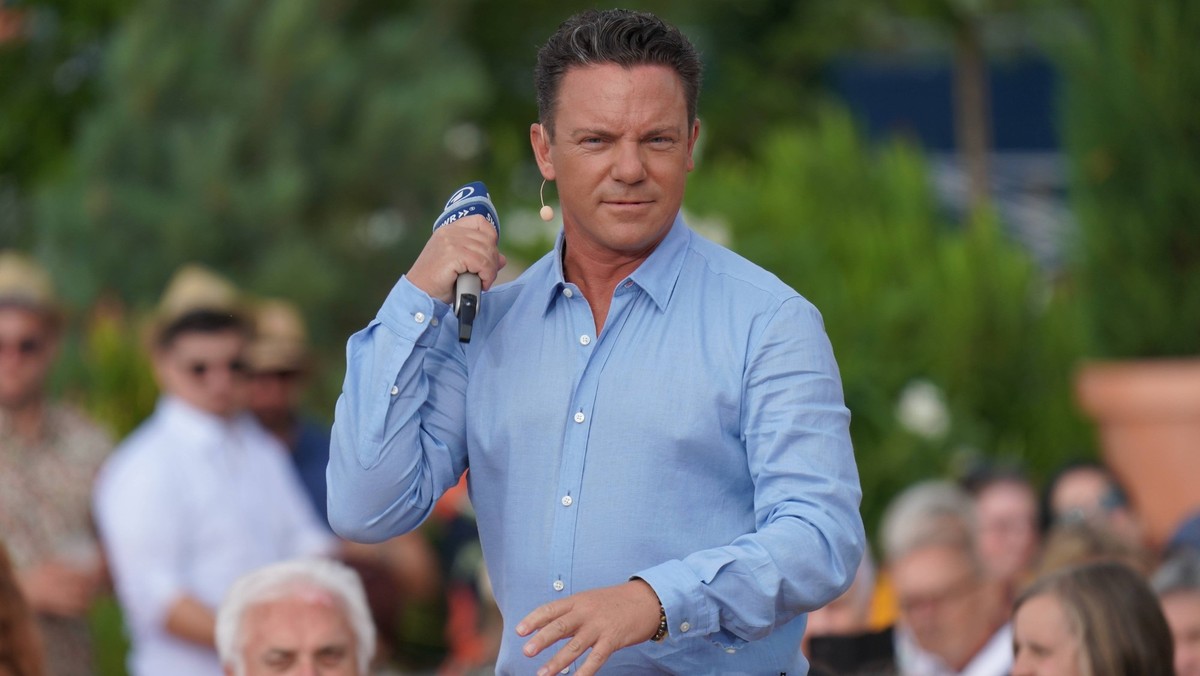 Rund 2500 Besucher verfolgten die 8. Staffel der Unterhaltungsshow live im Europapark. Stefan Mross - Immer wieder sonntags Rund 2500 Besucher verfolgten die 8. Staffel der Unterhaltungsshow live im E ...