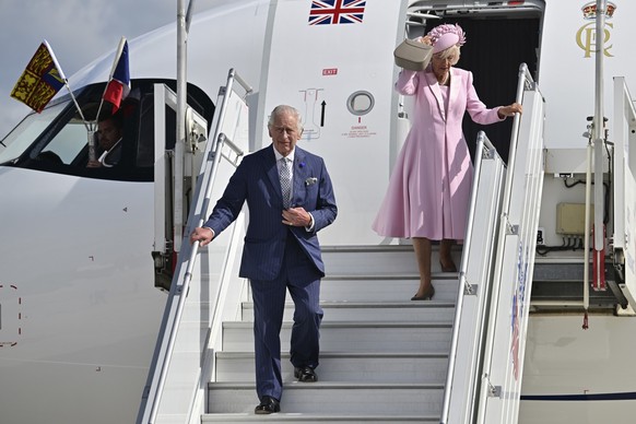 20.09.2023, Frankreich, Orly: Der britische König Charles III. und Königin Camilla steigen auf dem Flughafen Orly südlich von Paris aus ihrem Flugzeug. Der dreitägige Staatsbesuch des Königspaars soll ...