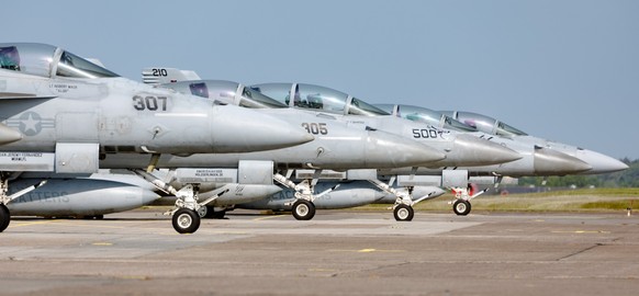01.06.2023, Hamburg: Jets vom Typ F18 der US Marine parken auf dem Luftwaffenstützpunkt Hohn. Sie werden an der Übung Air Defender 23 teilnehmen. Foto: Markus Scholz/dpa +++ dpa-Bildfunk +++
