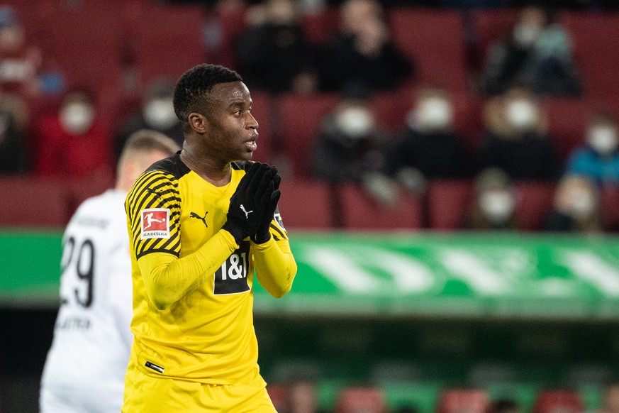 27.02.2022, Bayern, Augsburg: Fu�ball: Bundesliga, FC Augsburg - Borussia Dortmund, 24. Spieltag, WWK-Arena. Youssoufa Moukoko von Borussia Dortmund reagiert nach einer vergebenen Torchance. Foto: Mat ...