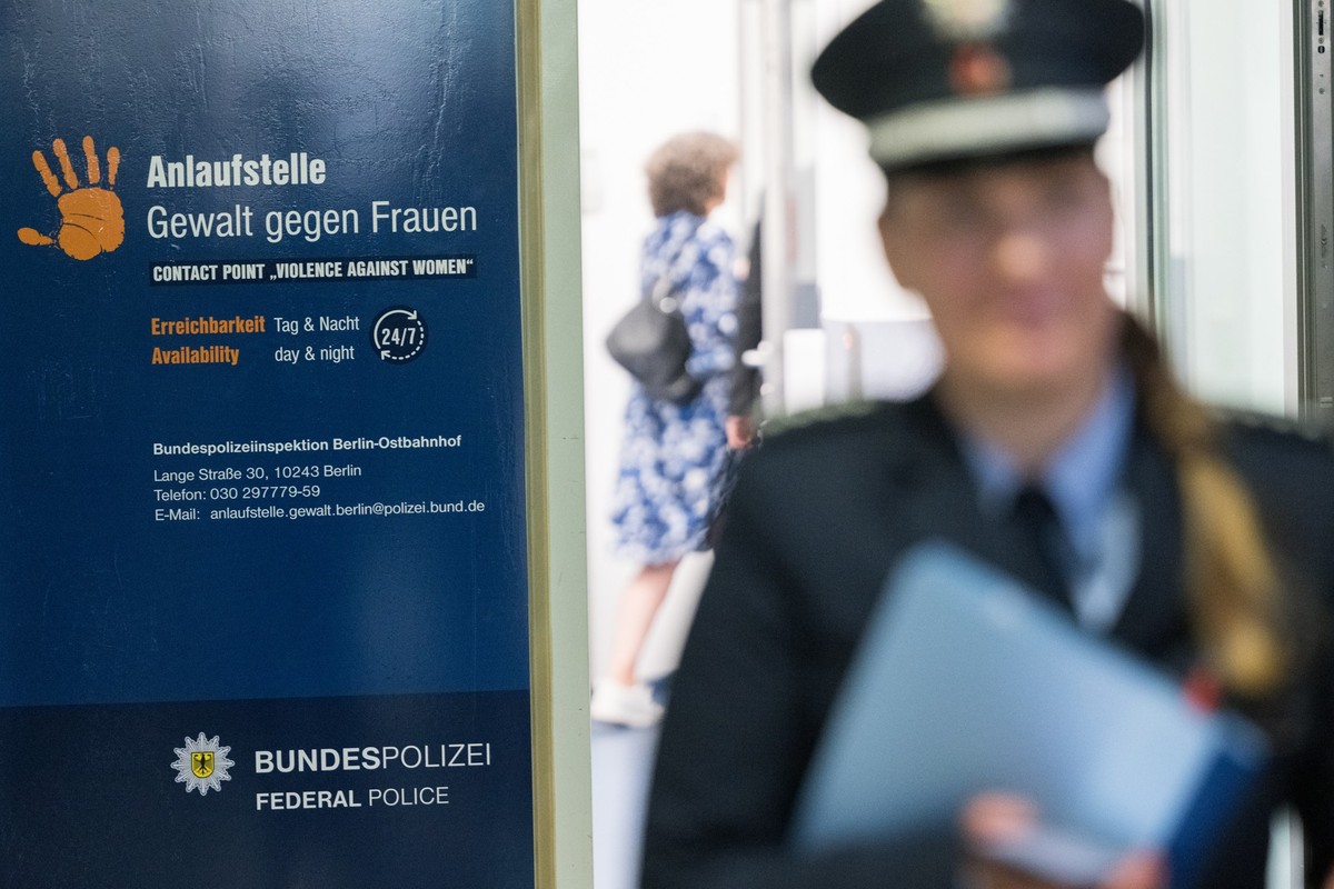 15.08.2024, Berlin: Eine Polizeibeamtin geht im Ostbahnhof aus einer Anlaufstelle der Bundespolizei, in der Frauen, die Opfer von Gewalt geworden sind, Beratung und Unterstützung erhalten können. Foto ...