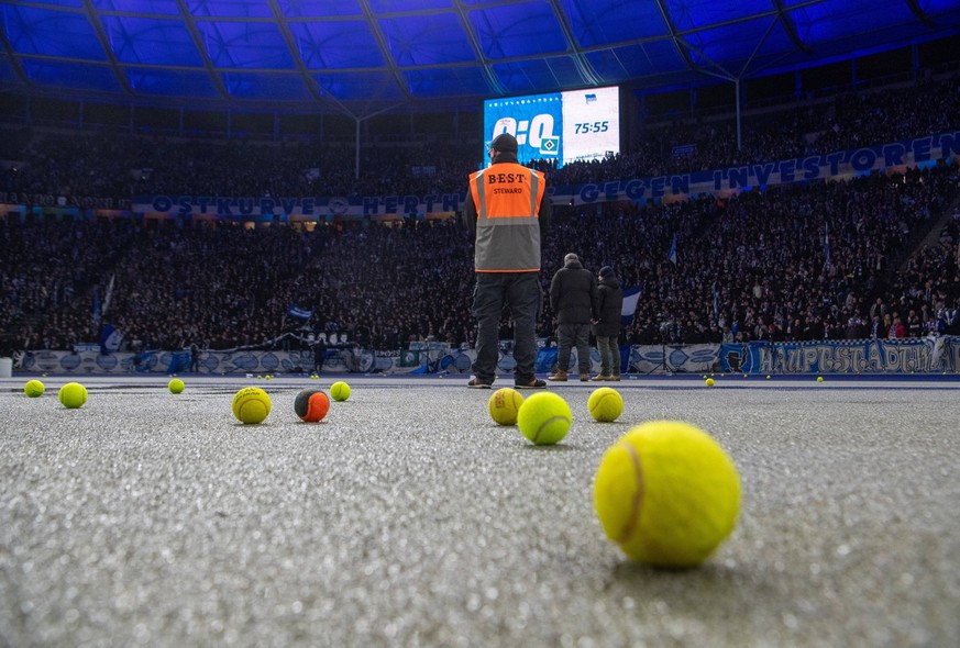 Fussball, Herren, Saison 2023/2024, 2. Bundesliga 20. Spieltag, Hertha BSC - Hamburger SV, Fans von Hertha protestieren gegen den potenziellen Investor der DFL mit Tennisb