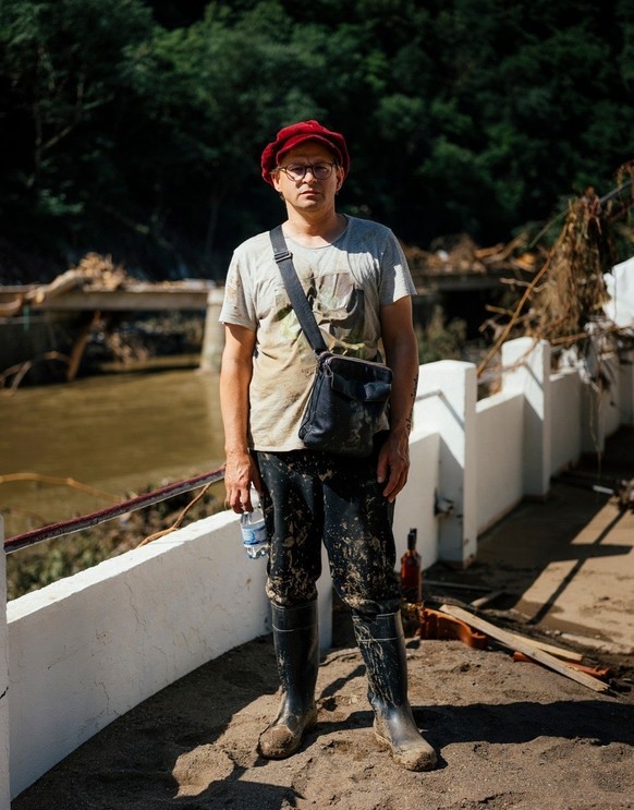 Michael Lang verschafft sich nach der Flut einen Überblick über das Ausmaß der Zerstörung.